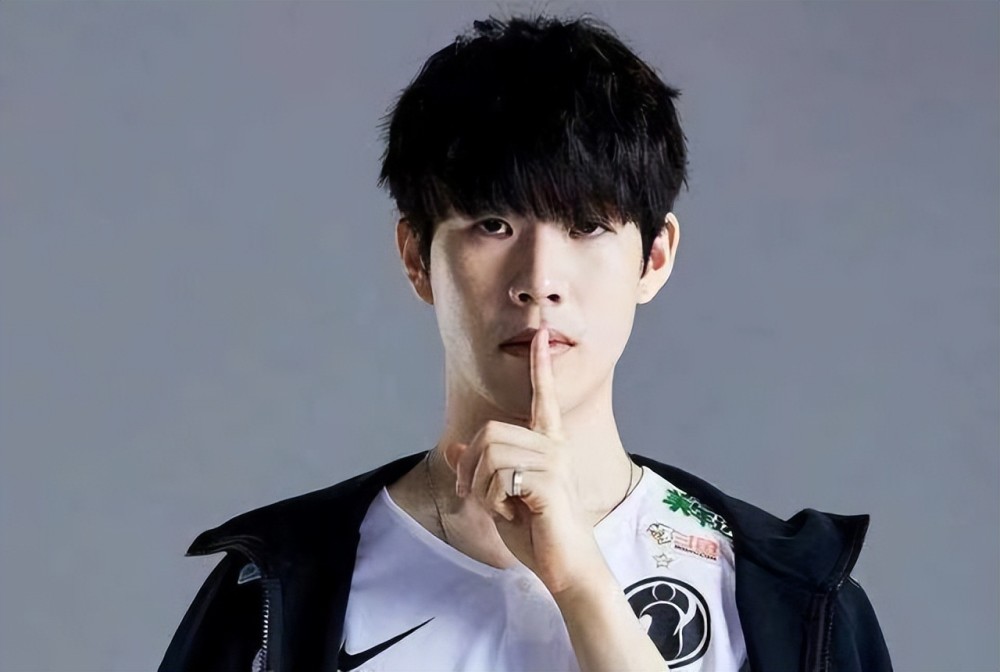 Fenfen ：我听说的是有两个队在找Tarzan，一个LPL的 一个LCK的